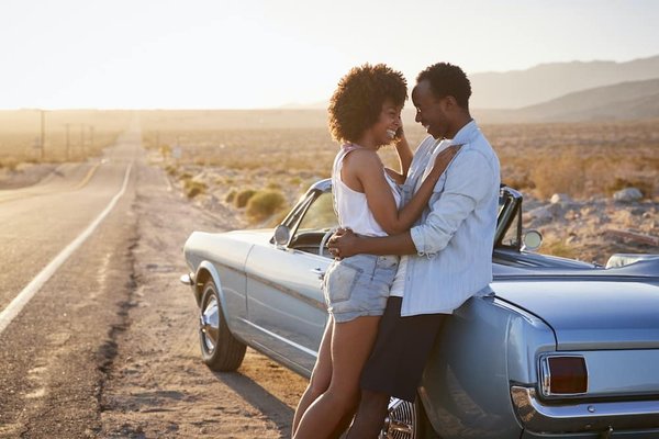 Quels sont les meilleurs itinéraires pour un road trip à moto dans les Alpes suisses ?